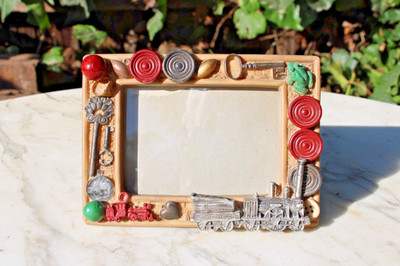Vintage 3D Frame-ology Frame for 5''x3.5'' Photos-Whole Frame 7''x5'' TRAIN COIN KEY