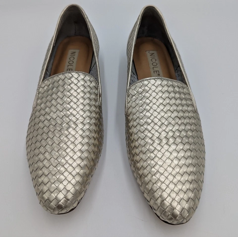 Mocasín plano Nicole Pretzel plateado tejido sin cordones para mujer 10M cuero punta almendra Foto 2 de 4