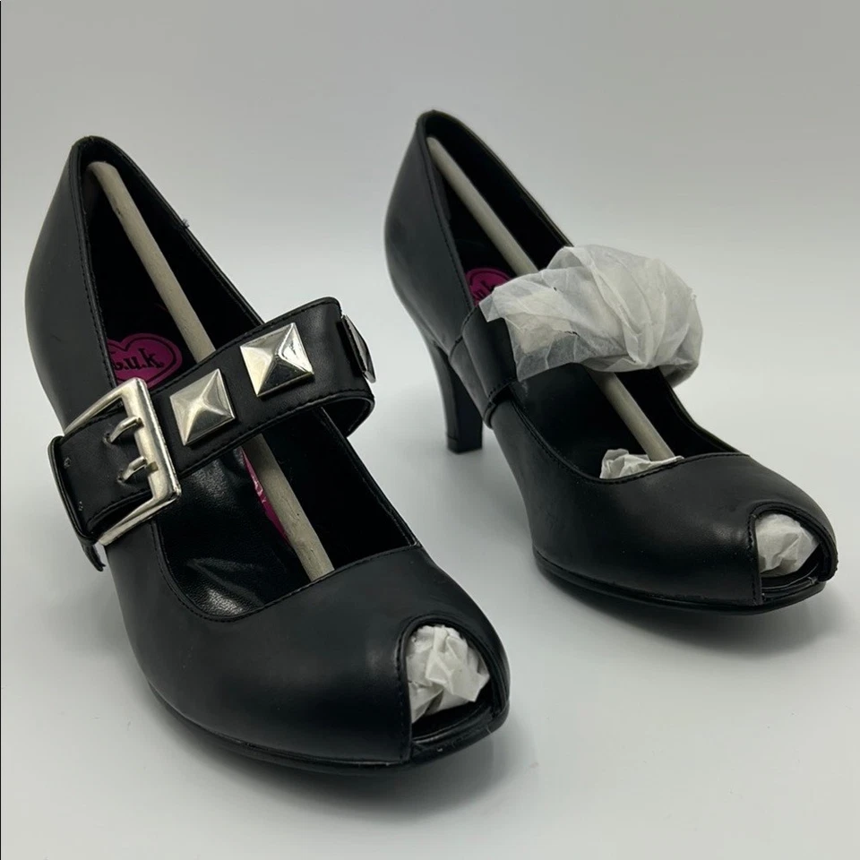 Zapatos de salón T.U.K negros 6 tacones de cuero sintético punta abierta correa ajustable hebilla con tachuelas Foto 2 de 4