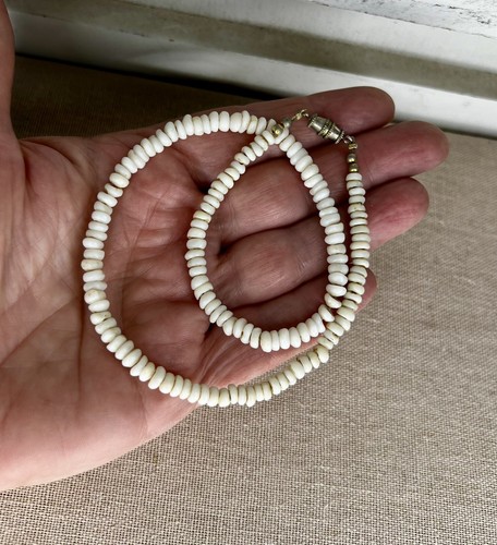 Antique Original 1970s Hawaiian 4-5mm Puka Shell 15” Choker Necklace. - Picture 2 of 5