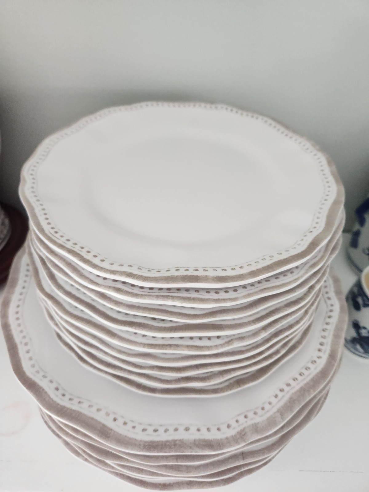 LE CADEAUX MELAMINE PROVENCE SOLID ANTIQUE WHITE Scalloped Dinner plates 11"