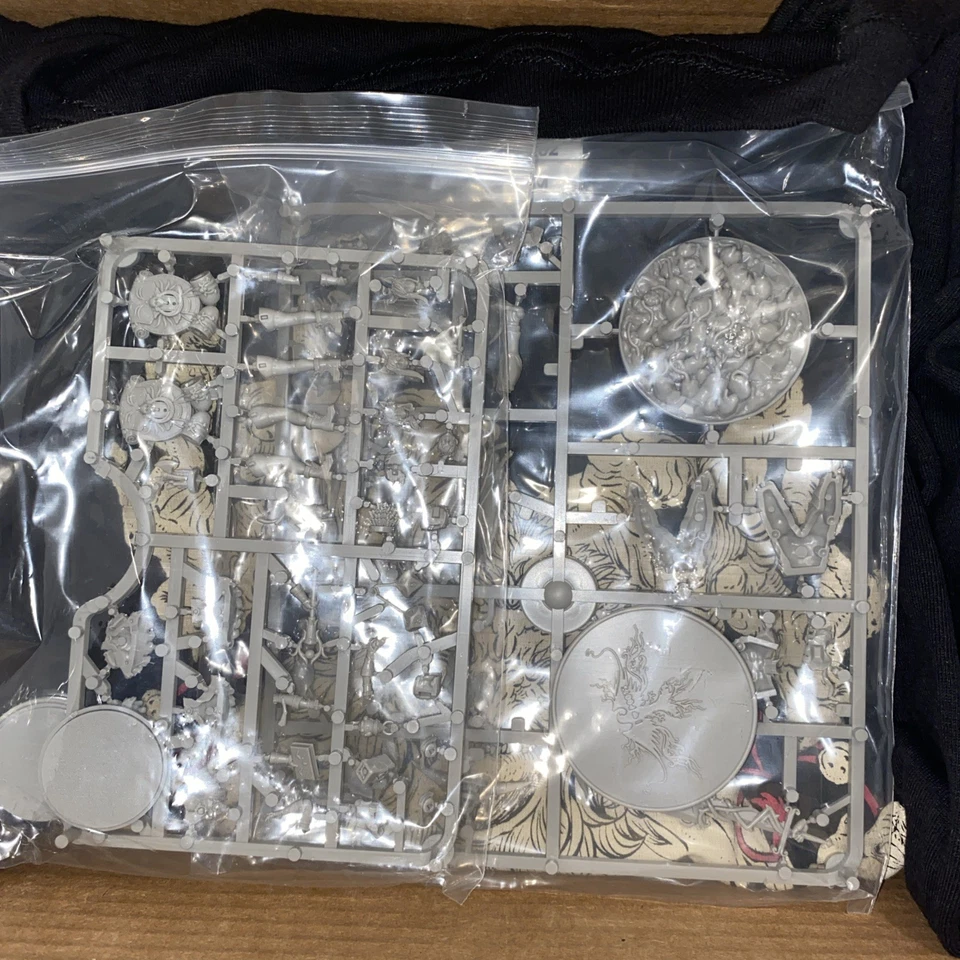 Kingdom Death Monster (KDM) Lote Raro de Miniatura e Expansão com extras de camisa - Imagem 2 de 4