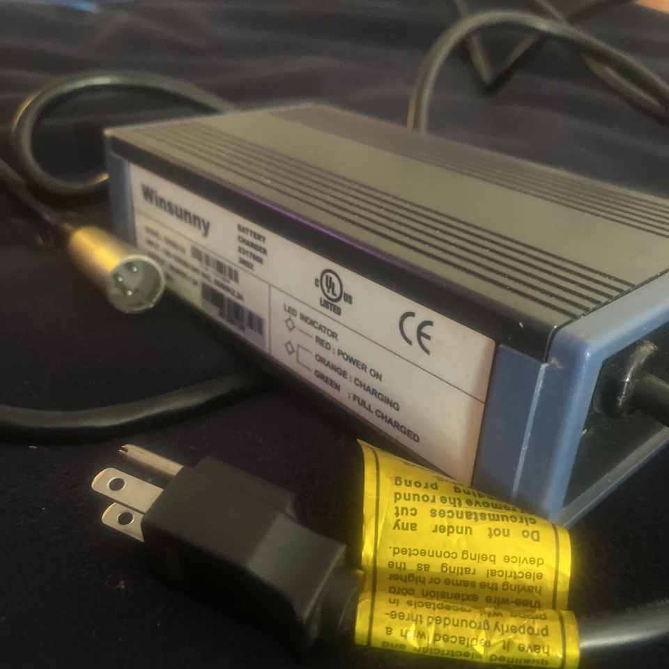 Cargador de batería XLR de 24 voltios y 3,0 amperios para scooters de movilidad Shoprider Foto 2 de 2