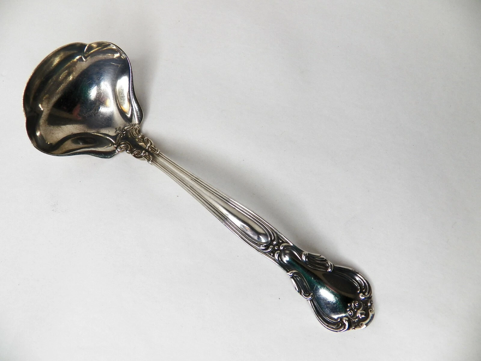 GORHAM CHANTILLY STERLING SILVER SAUCE LADLE 5 7/8" NO MONOGRAM WIDE HANDLE
Opens in a new window or