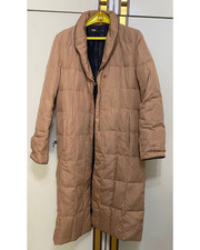 Cappotto lungo beige cammello Sutomi con cintura – imbottito e rifinito in simil