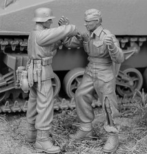 1/35 Resin Figure WWII Soldier and Captive 2 Figures Unpainted Unassembled