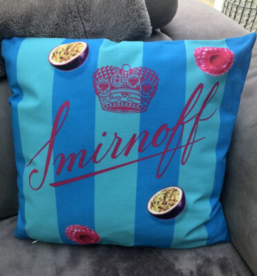 2 x Smirnoff (Raspberry Crush) Kissen versiegelt 40x60x40cm (Neu)