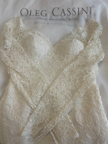 **AMAZING PRICE** Elegant lace & pearl detailed Oleg Cassini wedding dress 8/10 - Picture 3 of 16