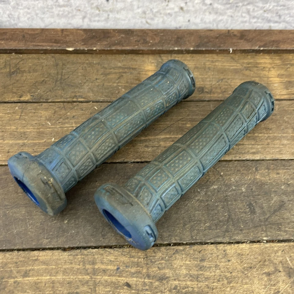 Vintage GT BMX Bike Grips Blue Old School BMX Handlebar Parts Dirty 80s 90s - Image 3 of 4