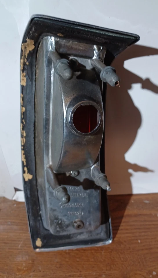 Carcasa de luz trasera derecha Plymouth Valiant 1973 con lente completa OEM 73 lado de paso Foto 2 de 4