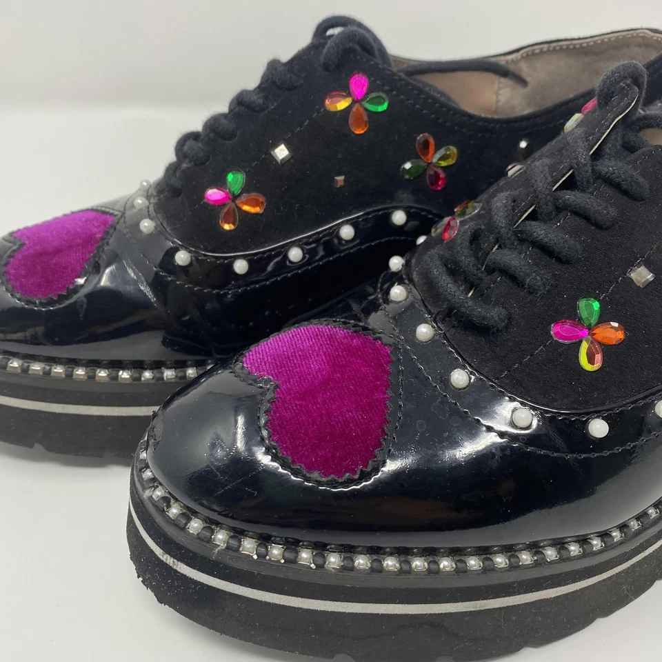 Zapatos Betsey Johnson Bexly para mujer talla 6 negros plataforma Oxford corazón tachonado Foto 2 de 4