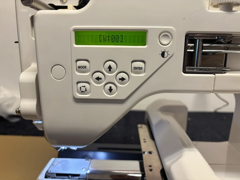 Máquina de bordar comercial Janome MB-4S de 4 agujas Foto 4 de 4