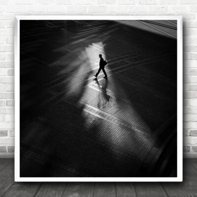 Walking Through Street schwarz-weißer Schatten quadratischer Wandkunstdruck