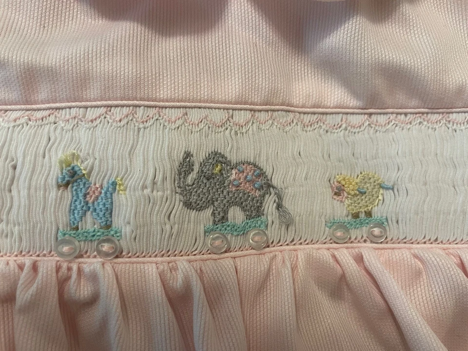 Petit Ami Calado 3M Rosa Animales Peter Pan Cuello Mameluco Blanco Bebé Niña Usado en Excelente Condición Foto 3 de 4