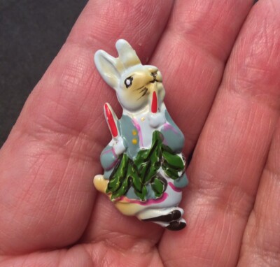 Vintage Holiday Gold Tone Easter Enamel Bunny Rabbit Holding Carrots Pin Brooch