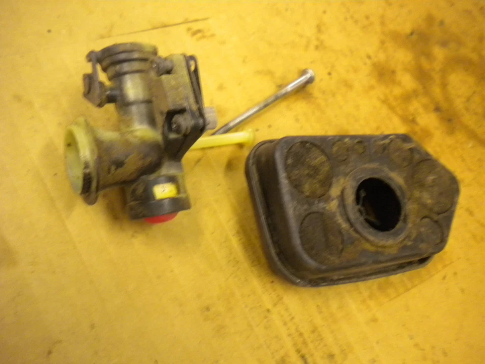 Yard Machines 百力通 10A902 化油器 空气净化器 螺钉 — 第 2/2 张图片