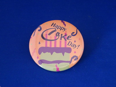 ''HAPPY CAKE DAY'' BUTTON pin pinback 2 1/4'' badge NEW Big BIRTHDAY party children