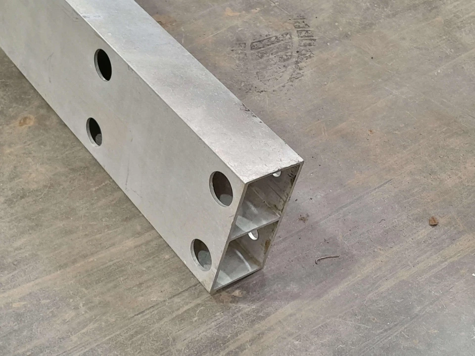 Refuerzo de barra de impacto para parachoques trasero Infiniti G25 2011-2012 OEM 85030JK51A Foto 2 de 4