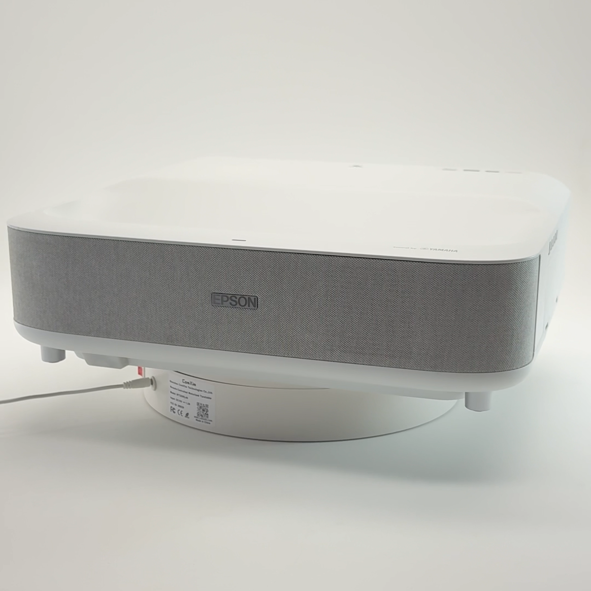 EPSON EH-LS300W プロジェクター　YAMAHA スピーカー エプソン、超短焦点プロジェクター「EH-LS300」。ヤマハ音質監修の2.1