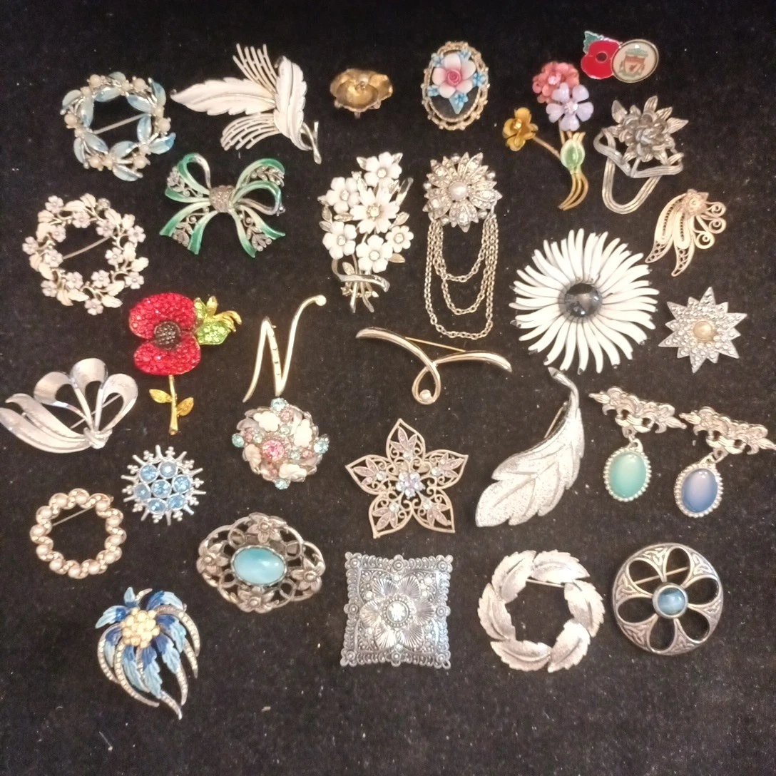 Lot De 24 Broches Fantaisie - Ancien Stock De Magasin - Occasion Très Bon état