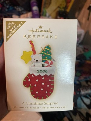 2008 Hallmark Keepsake ''A CHRISTMAS SURPRISE'' VIP GIFT ORANAMENT NIB