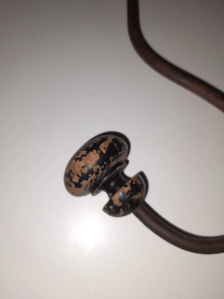 Patère ancienne - en métal et bois - porte manteau / chapeau vintage - atelier - Photo 4/4