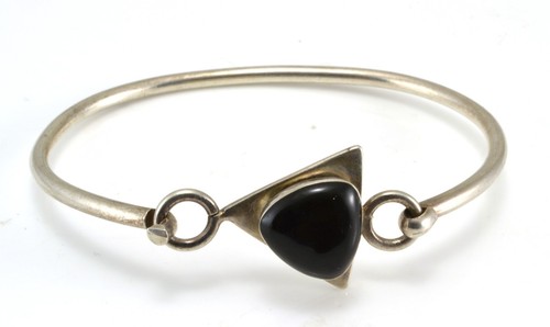 Sterling Silber Armreif Armband mit dreieckigem Onyx Verschluss