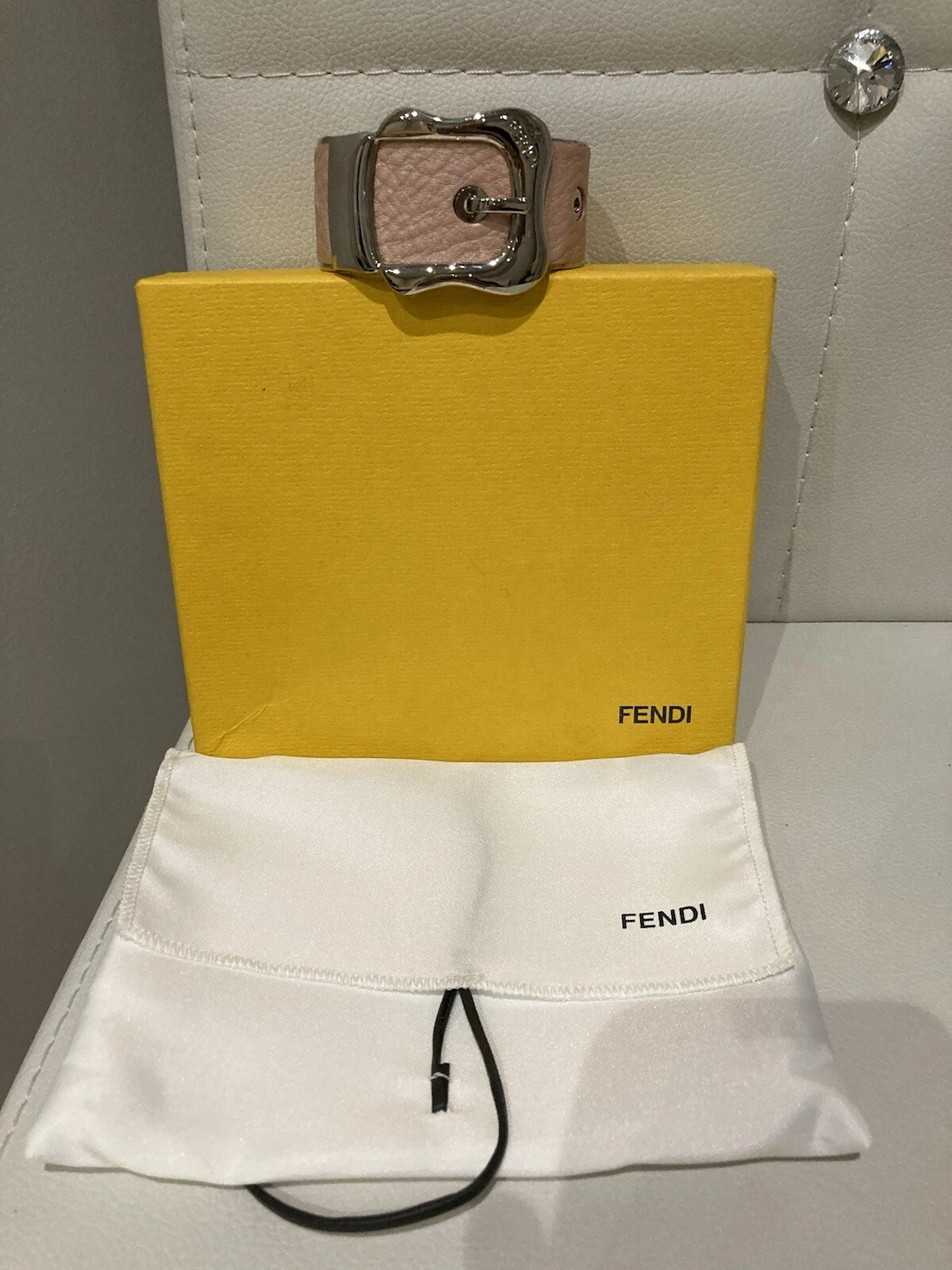 Splendido Bracciale Fendi Fibbia Ferramenta Cromata Sfondo Pelle. Set completo!