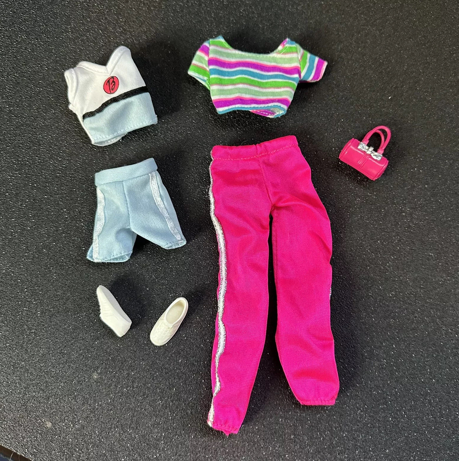 Lotto di abiti vintage Barbie casual moda con scarpe da tennis bianche