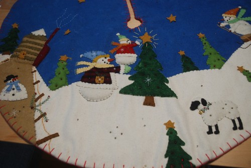 Hand Appliqued Felt Christmas Tree Skirt 28" - Picture 7 of 9