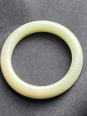Hervorragender und seltener chinesischer handgeschnitzter massiver weißer Jade Armreif 59 mm
