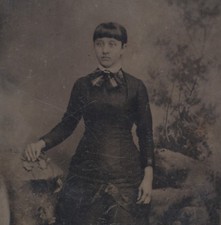 PORTRAIT OF YOUNG WOMAN W/ BOWL CUT HAIR   PAINTED BACKDROP