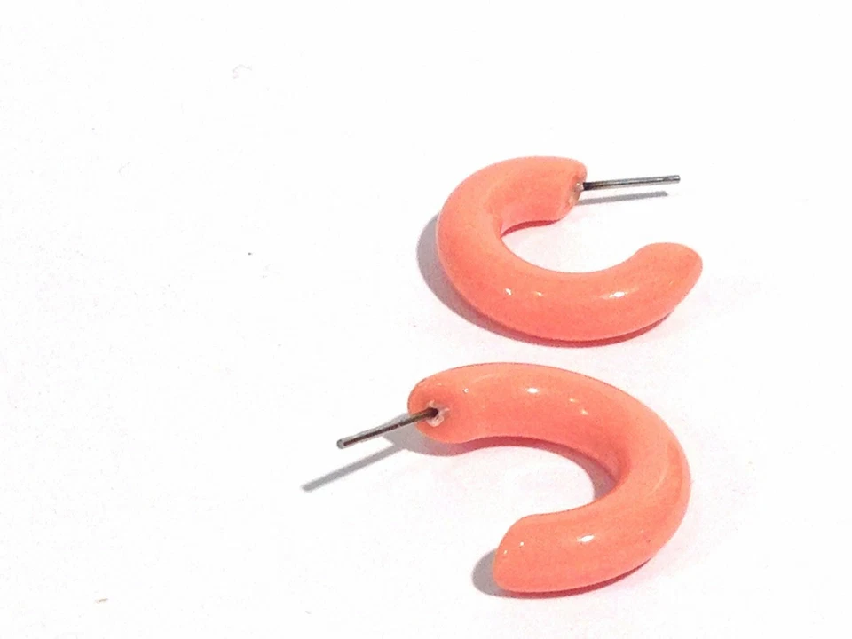 Pendientes de aro pequeños de coral Secretaria Foto 3 de 4