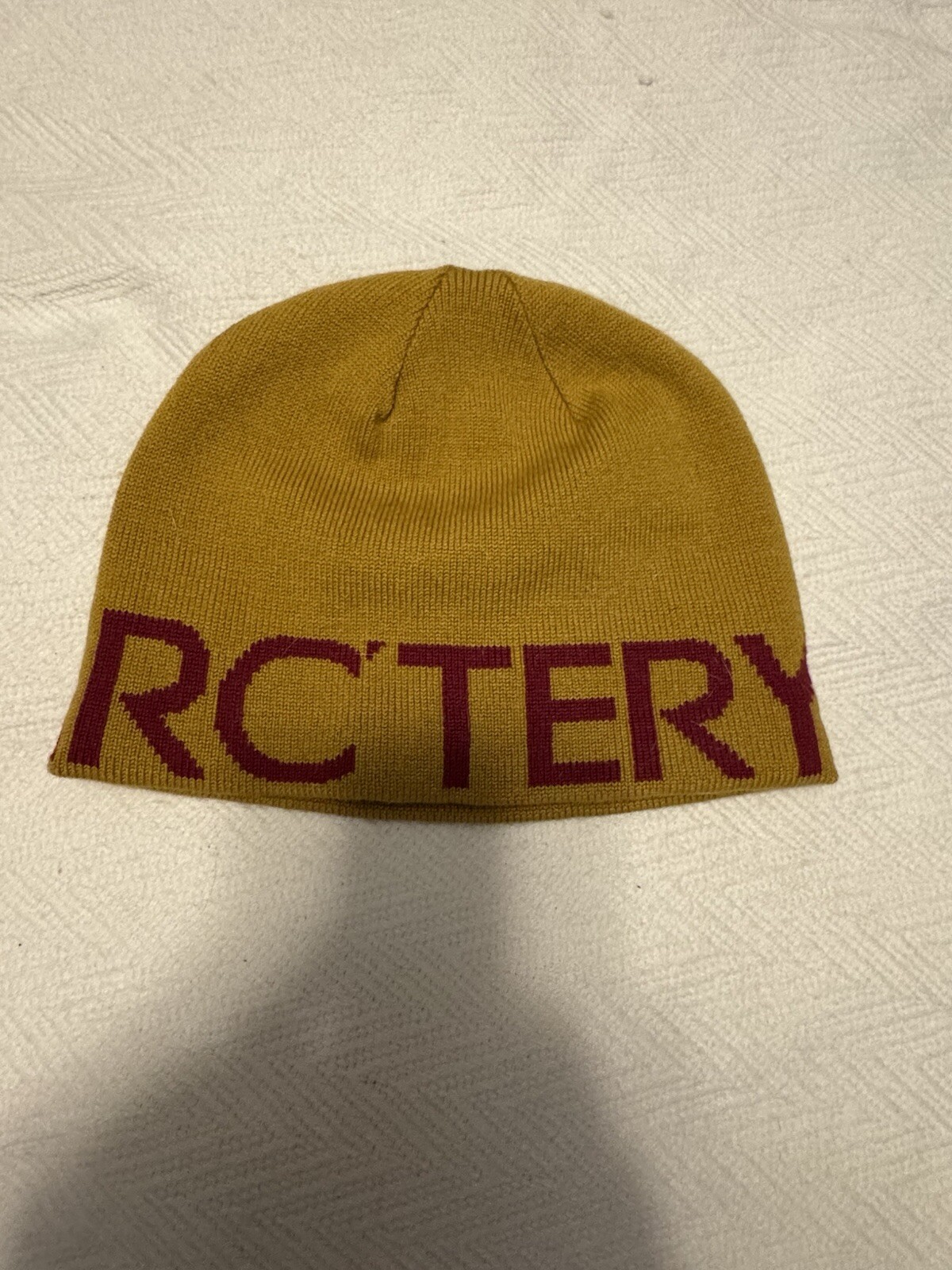 ARC'TERYX Berretto giallo Arcteryx Spell Out