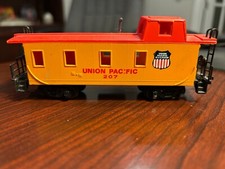 Bachmann HO Scale Union Pacific 207 Yellow Caboose - Very good used condition