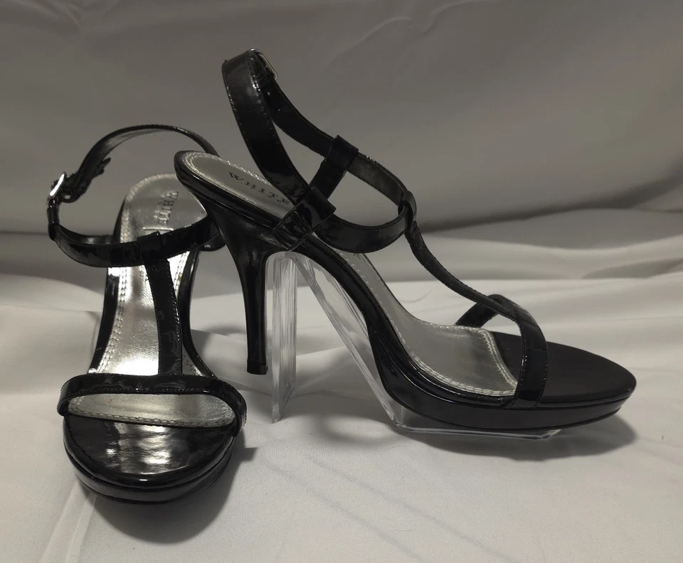 Tacones con tiras negras de charol White House Black Market. Talla 7 Foto 2 de 4