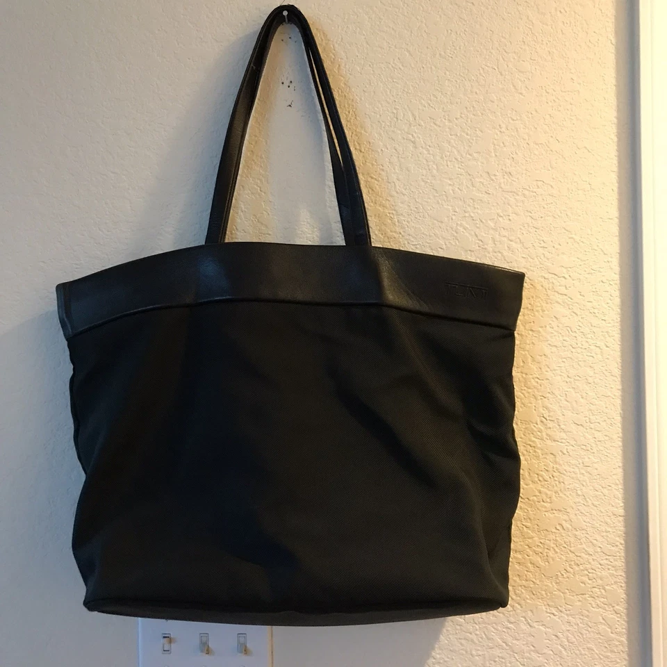 Bolso de hombro de viaje TUMI unisex negro cuero nailon W-22” H-15” D-5,5” Foto 3 de 4