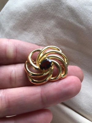 Broche vintage ornée d'un grenat naturel - Photo 1/4