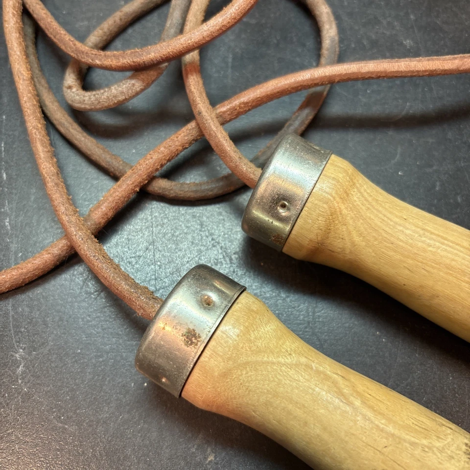 Vtg 50’s Leather Jump Rope Wood Bearing Swivel Handle Nostalgic Boxing Exercise - Bild 2 von 4