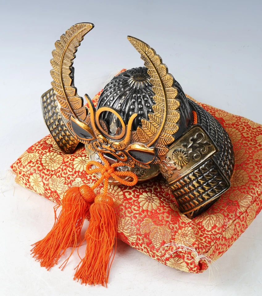 Bonito casco samurai japonés vintage - TOKUGAWA IEYASU - raro color plateado Foto 4 de 4