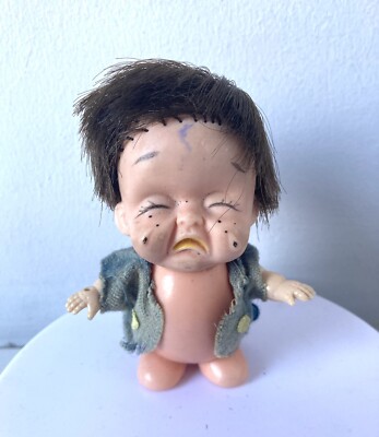 Vintage 1960 s Moody Cuties Plastik Puppe Spielzeug weinendes Mädchen Kitsch 9cm Kunststoff