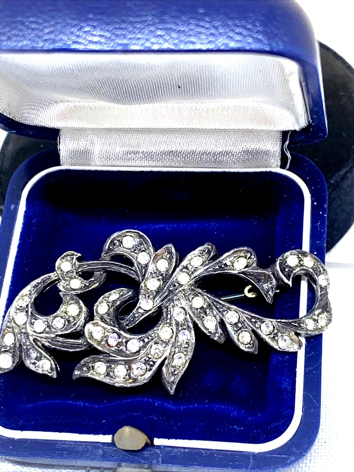 VECCHIA SPILLA IN ARGENTO 800 BRUNITO CON LAVORAZIONE ART NOUVEAU E STRASS - Immagine 2 di 4
