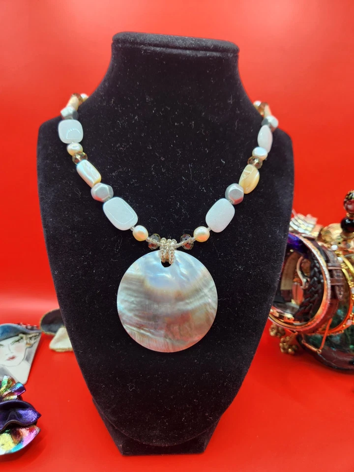 Collar Lia Sophia “Paisaje Marino” Madreperla, Jade Blanco, Cuentas de Vidrio, Concha Foto 4 de 4