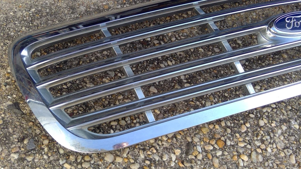 Ford Crown Victoria 1998-2011 OEM conjunto de parrilla delantera cromada Foto 2 de 4