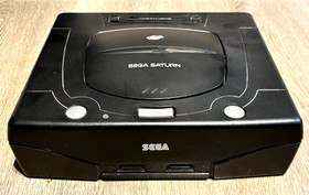 SEGA SATURN CONSOLE, 2 CONTROL PADS, LEADS & LIGHT GUN WITH VIRTUA COP 2 GAME