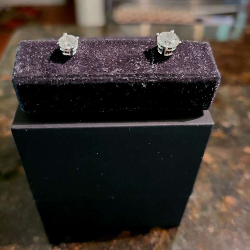 Zales pre-owned .75 CT T.W. and .50 CT T.W. Diamond Solitaire Studs in WHT. Gold - Image 2 of 4