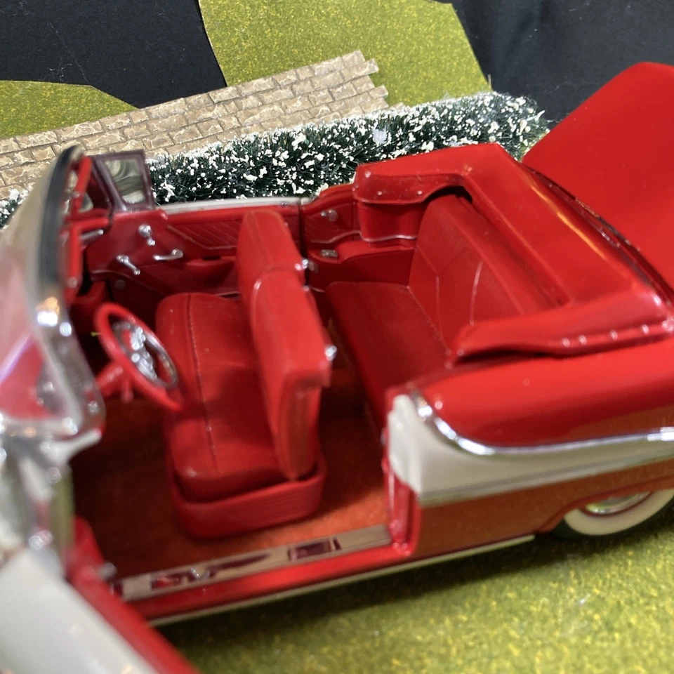 Danbury mint 1955 Oldsmobile super 88 convertible model car Red/White 1/24 - Image 4 of 4