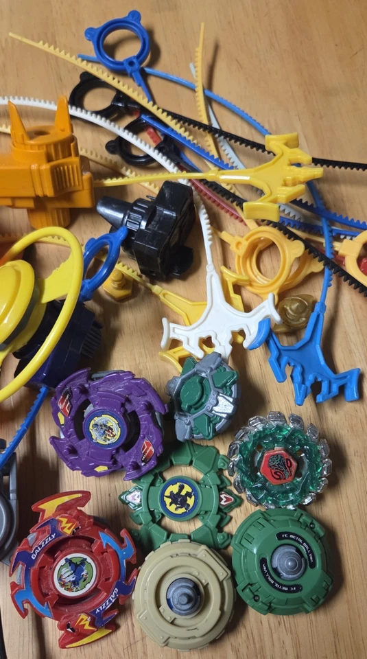 Gran Lote Mixto De Colección Beyblade Hasbro Takara Tomy Metal con Ripcords Lanzadores Foto 2 de 4