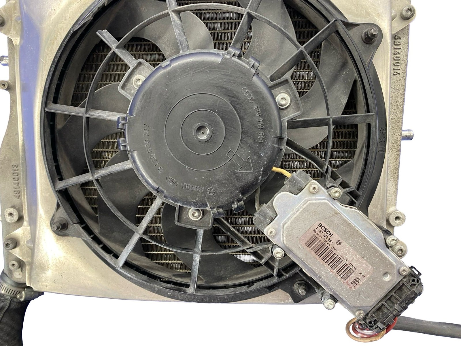 2008-2015 Audi R8 v10 5.2l front right auxiliary outer radiator fan w/ shroud