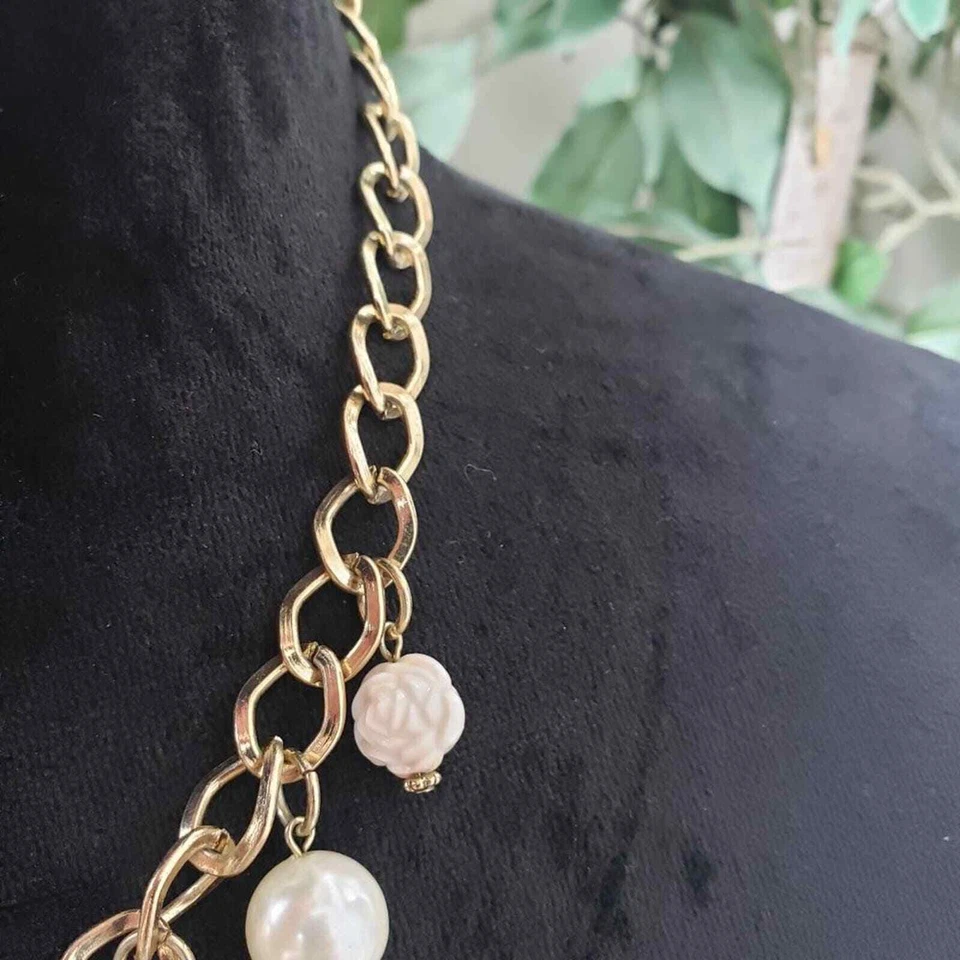 Collar colgante corazón tono dorado flor blanca cuentas perlas redondas moda mujer Foto 3 de 4